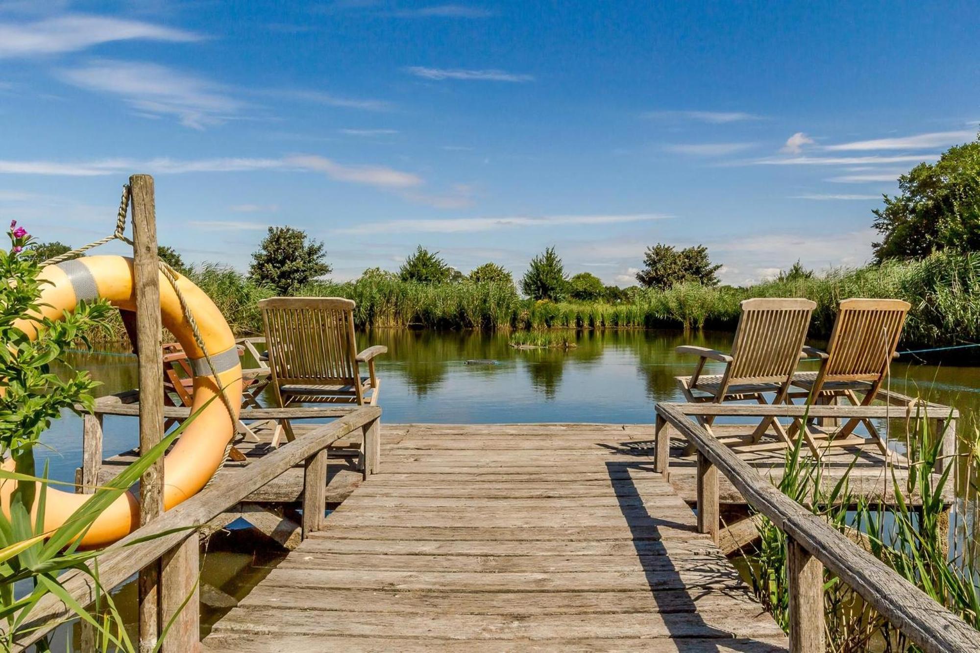 Cottage In Norfolk Sleeps 23 - Private Pool, Fishing Lake, Hot Tub Ref 99008Sc Hockham Exterior foto