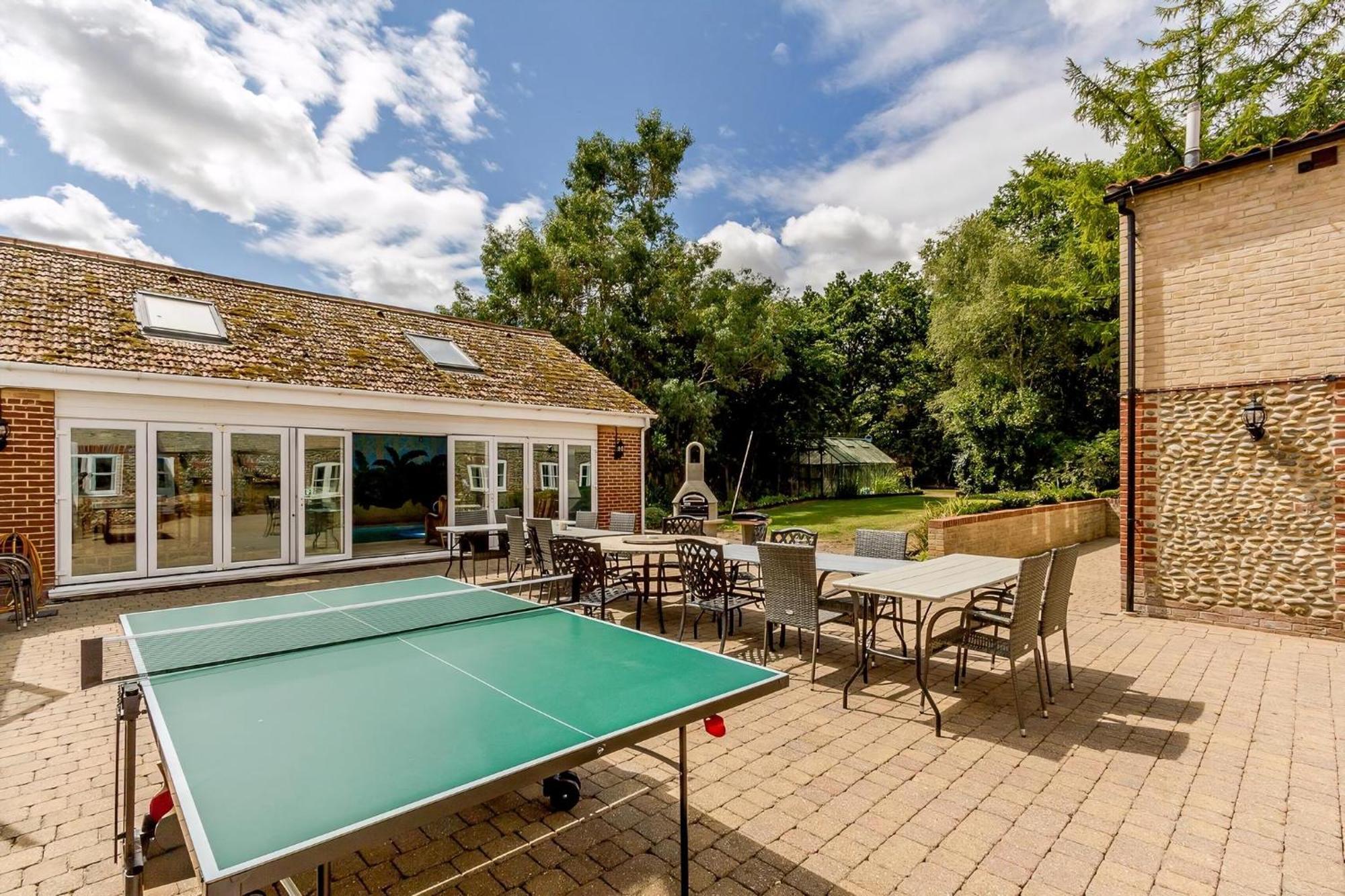 Cottage In Norfolk Sleeps 23 - Private Pool, Fishing Lake, Hot Tub Ref 99008Sc Hockham Exterior foto